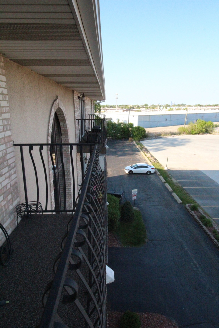 6248 South Gullikson Road, Unit 4E Chicago, IL 60638 - Photo 18 of 30 Gallery Image 18