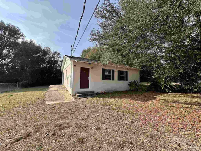 a view of a house with a yard