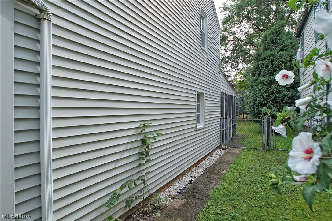 1273 Ford Road Lyndhurst, OH 44124 - Photo 24 of 32 Fenced Yard.