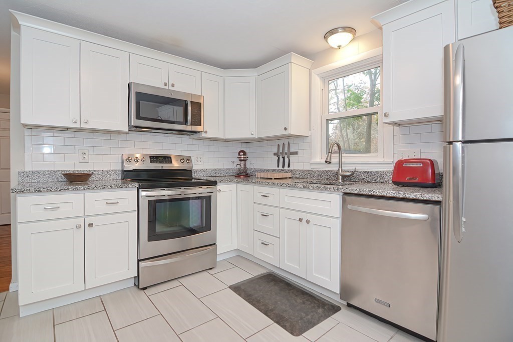 114 Brook Avenue Riverside, RI 02915 - Photo 5 of 39 Gallery Image 5