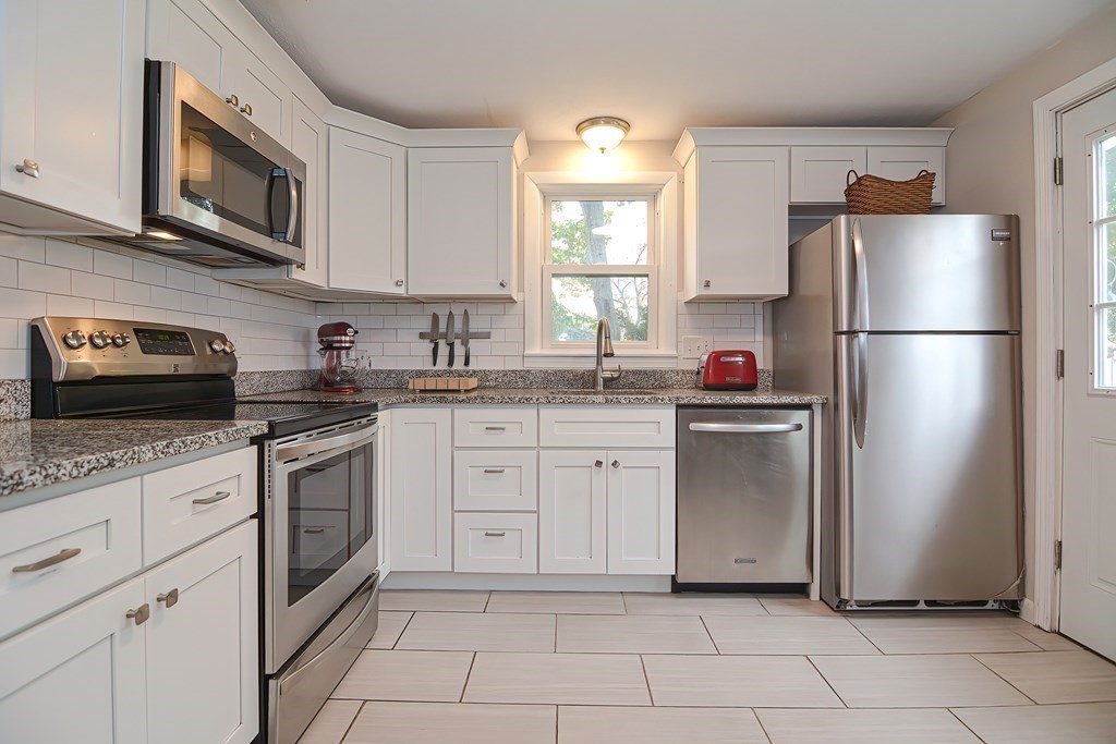 114 Brook Avenue Riverside, RI 02915 - Photo 6 of 39 Gallery Image 6
