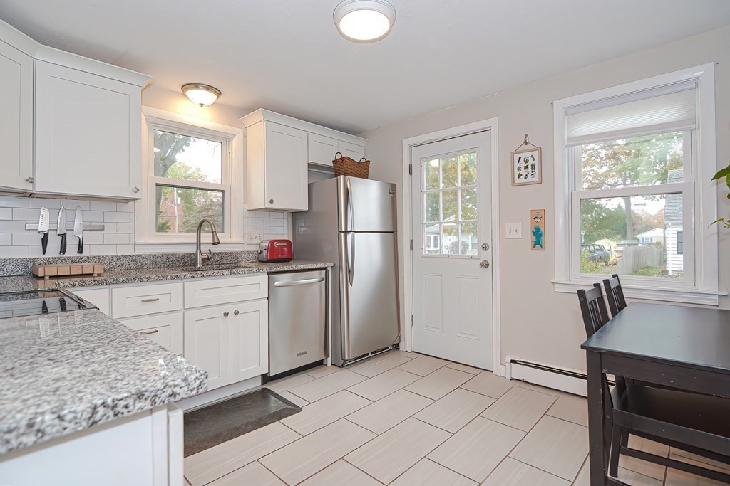 114 Brook Avenue Riverside, RI 02915 - Photo 7 of 39 Gallery Image 7