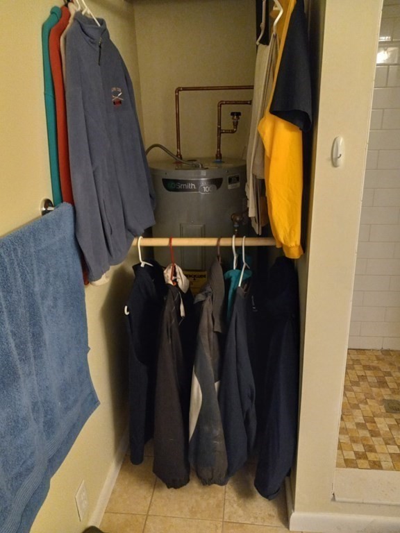 1 B Kittredge Road Shirley, MA 01464 - Photo 12 of 16 a close view of walk in closet