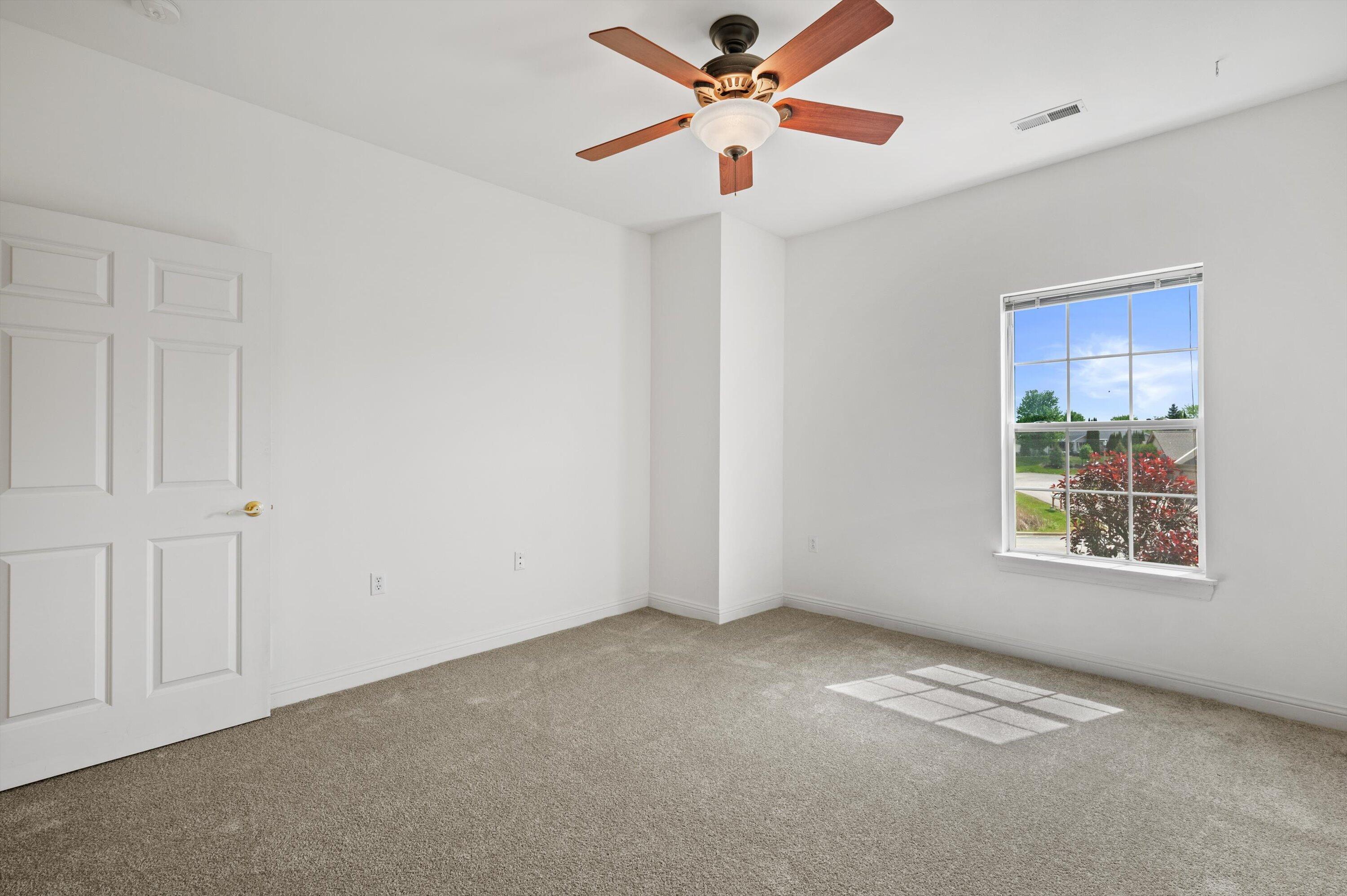 8614 South Stratford Road Oak Creek, WI 53154 - Photo 10 of 18 24-0123