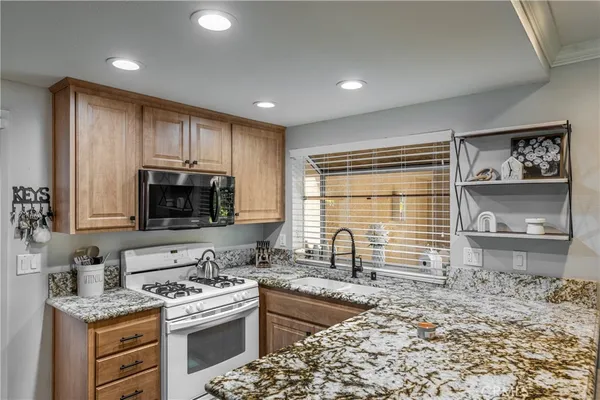 $499,900 | 22701 Copper Hill Drive, Unit 33, Saugus, CA 91350