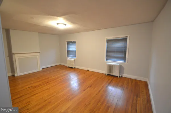 $1,875 | 241 High Street, Unit 5, Burlington, NJ 08016