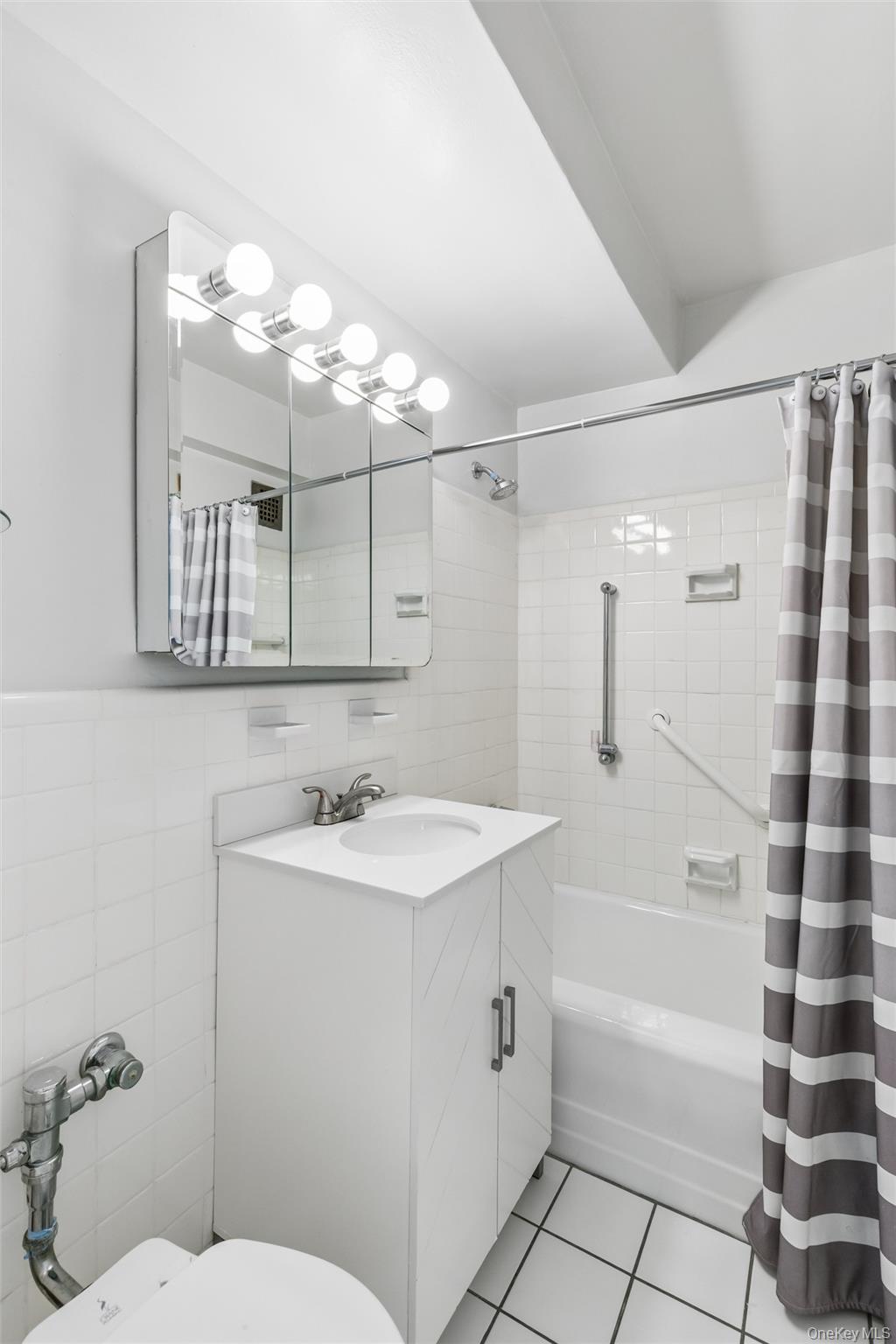 110-20 71st Road, Unit 707 Queens, NY 11375 - Photo 7 of 12 Sleek Modern Bath