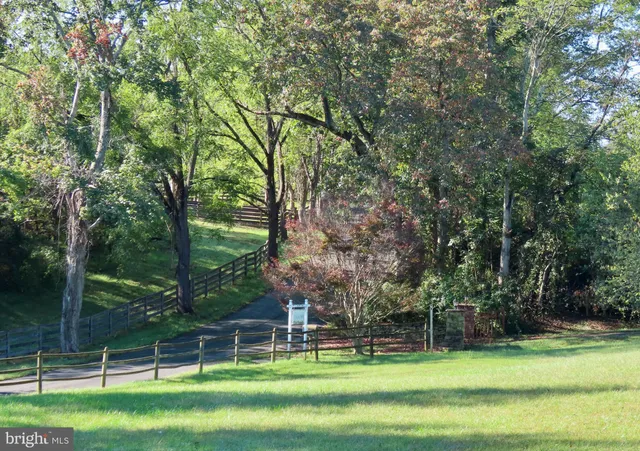 a view of livingroom with furniture
