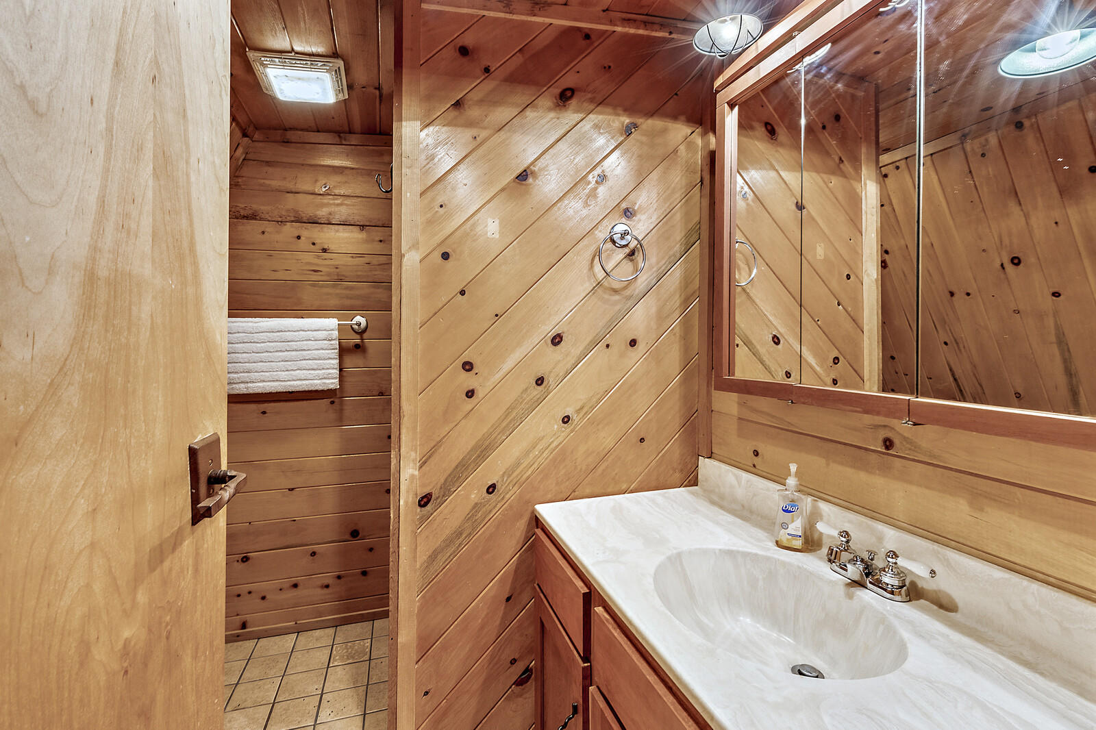 2266 Knowles Road Medford, OR 97501 - Photo 21 of 40 Upstairs bathroom