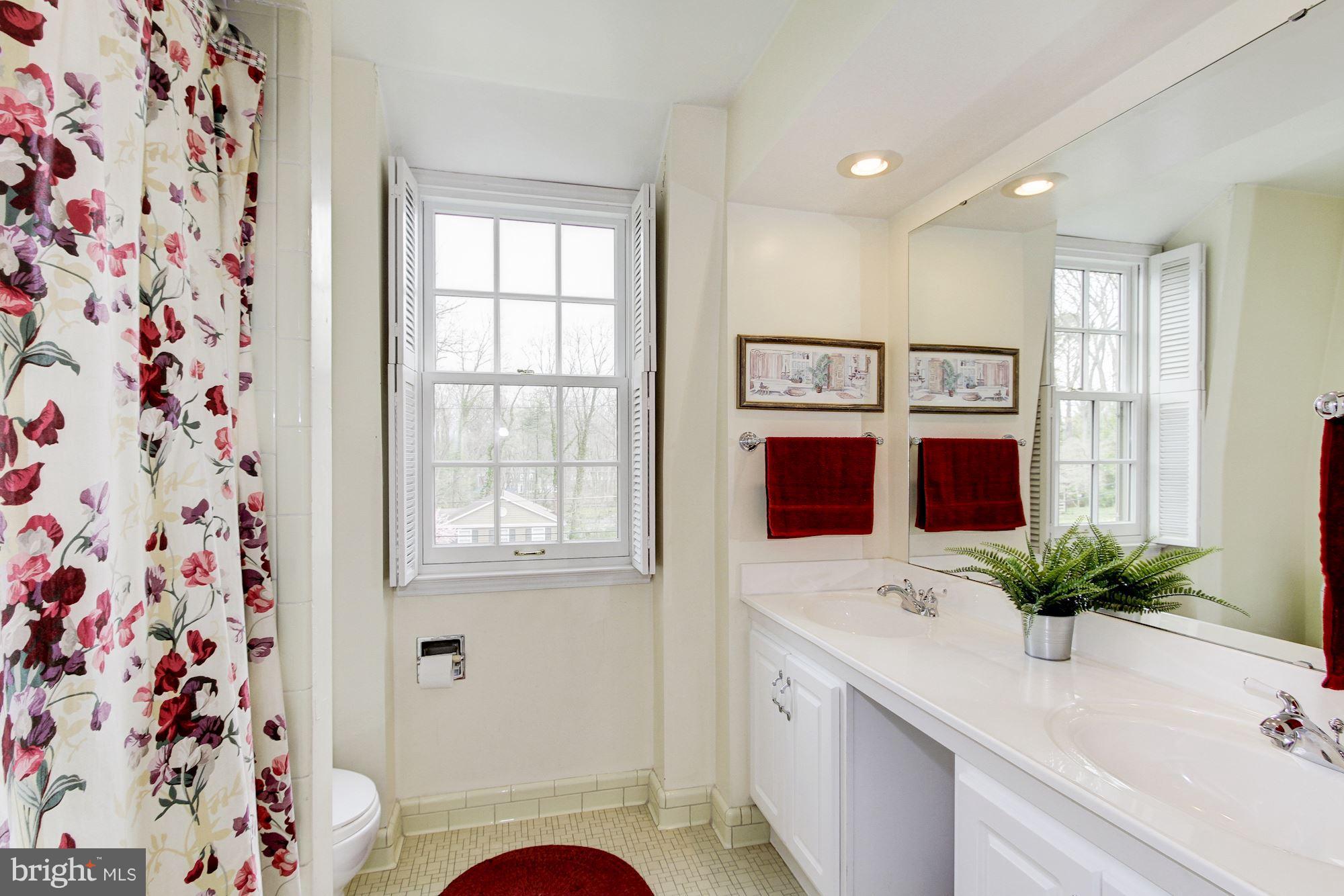 7904 Greentree Road Bethesda, MD 20817 - Photo 23 of 30 Bath