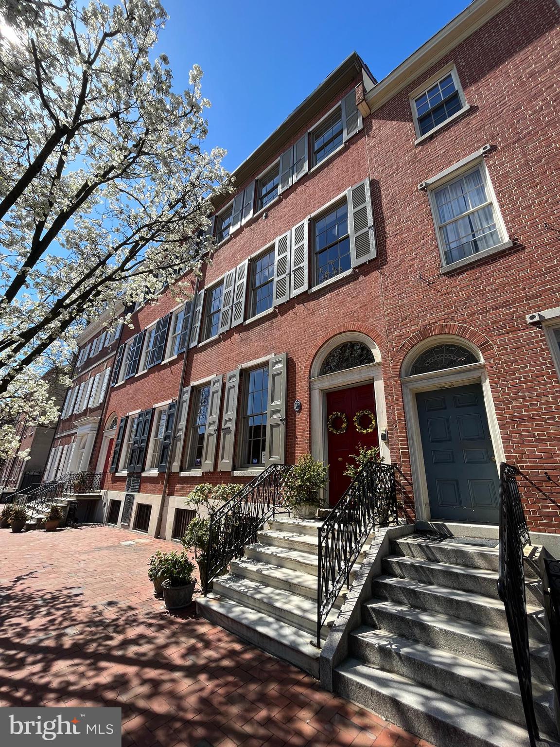 240 South 3rd Street, Unit 2 Philadelphia, PA 19106 - Photo 5 of 8 a front view of a house
