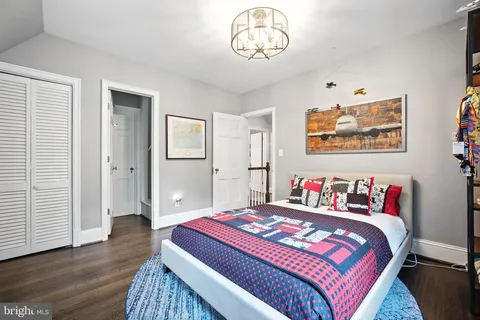 a view of a park with trees in the background