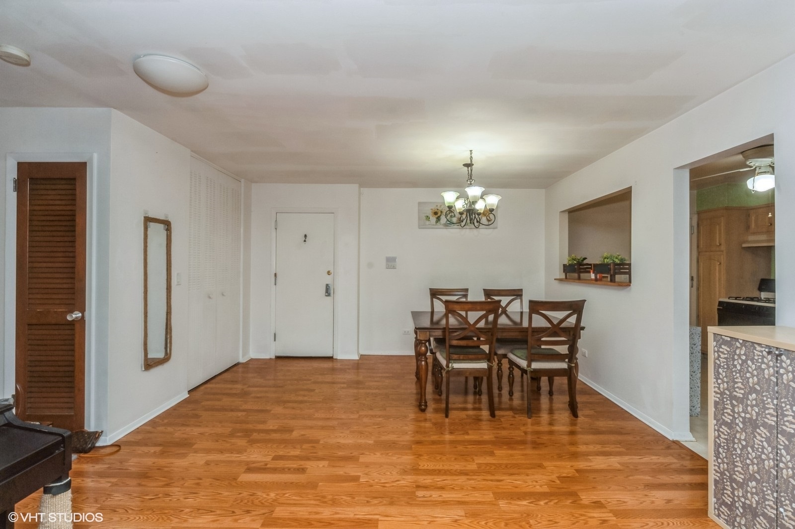 10385 Dearlove Road, Unit 2G Glenview, IL 60025 - Photo 3 of 17 Gallery Image 3