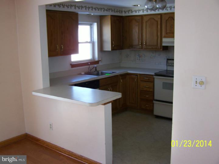 568 Holmes Road Morton, PA 19070 - Photo 6 of 20 Kitchen