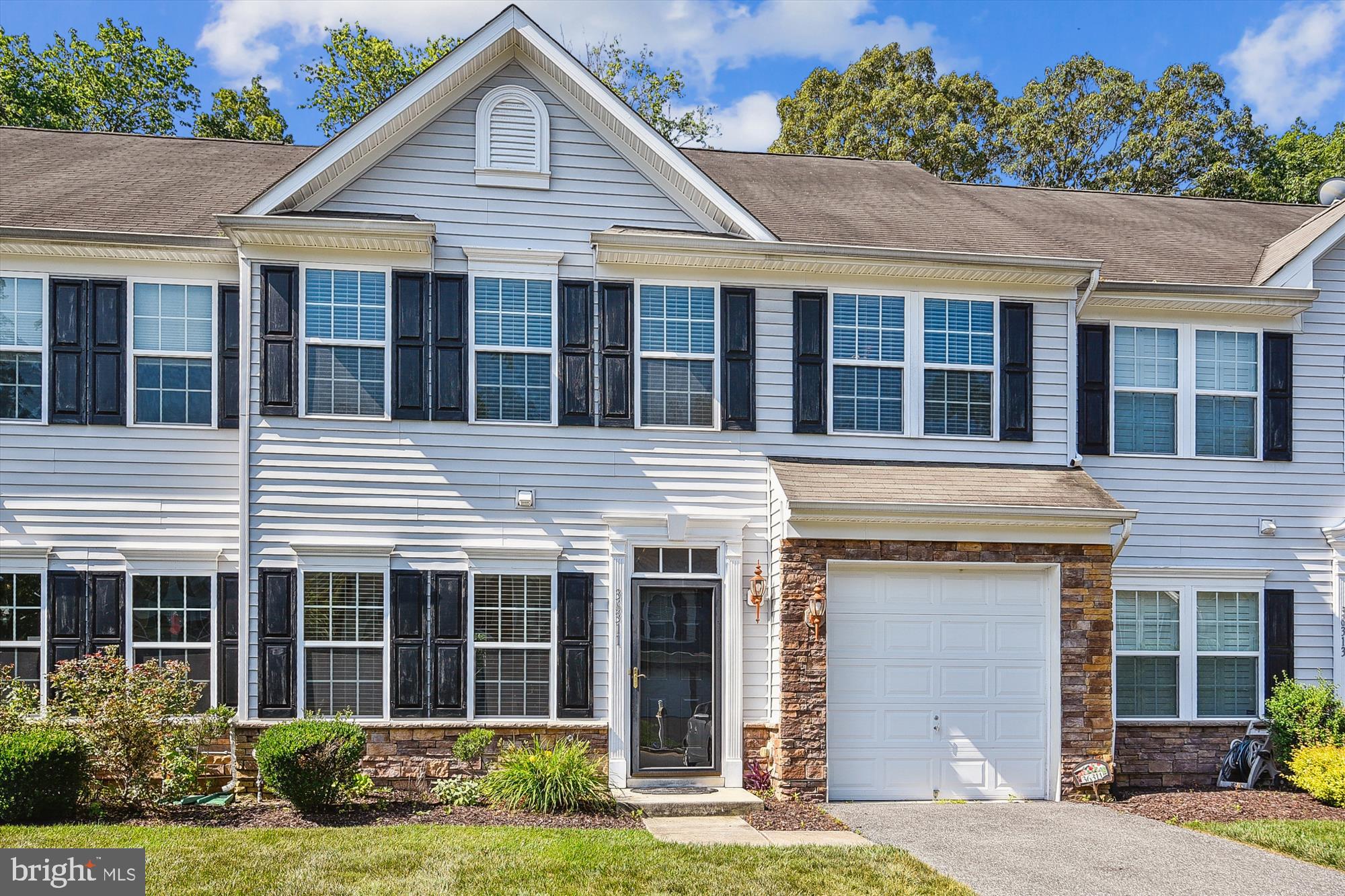 a view of a house with yard and plants
