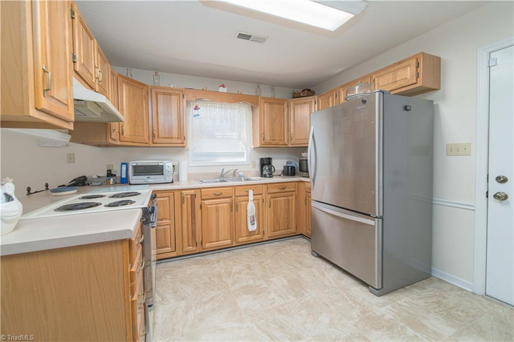 409 Sherman Drive Lexington, NC 27295 - Photo 4 of 30