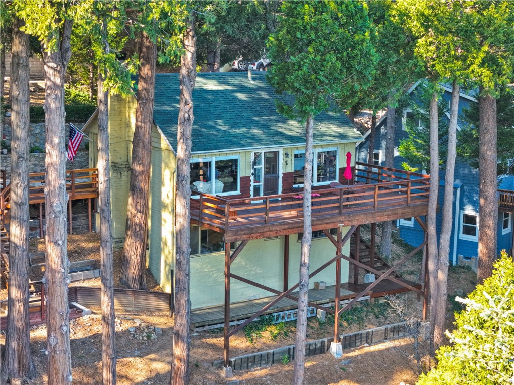 993 Mercury Way Crestline, CA 92325 - Photo 50 of 68 a view of a patio with table and chairs and potted plants