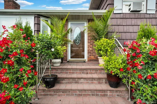 $999,000 | 1 Wayland Road, Plainview, NY 11803