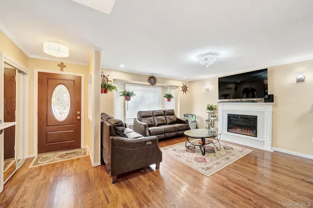 $999,000 | 1 Wayland Road, Plainview, NY 11803