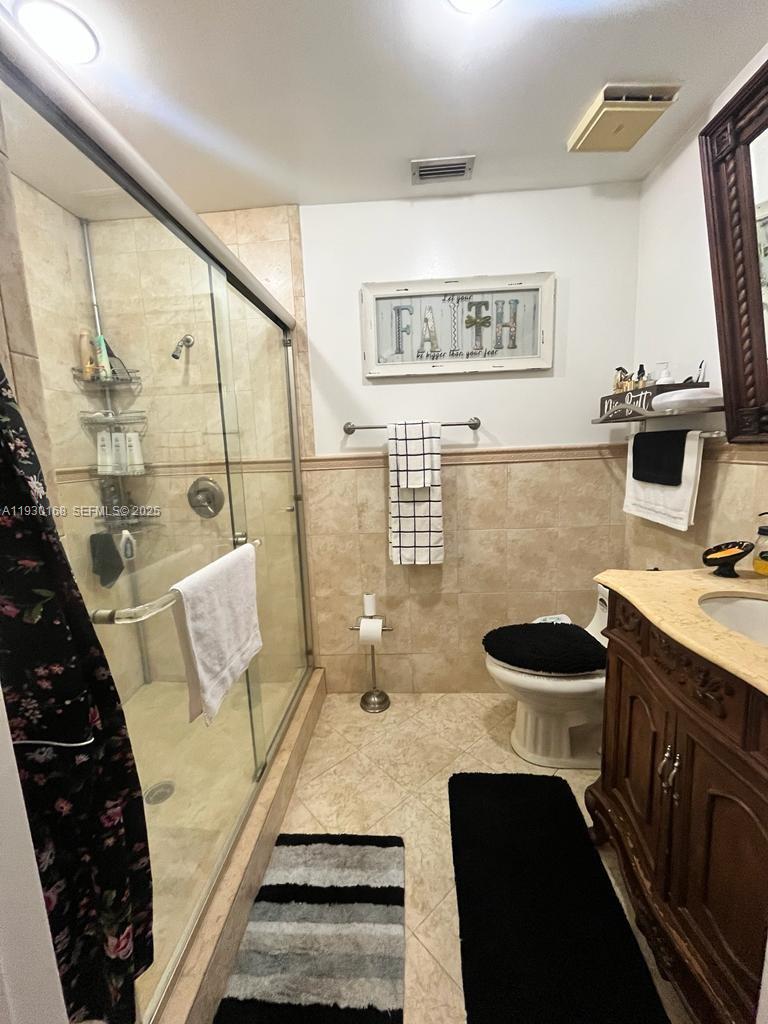 930 Southwest 109th Avenue Pembroke Pines, FL 33025 - Photo 12 of 21 a bathroom with a sink and a mirror