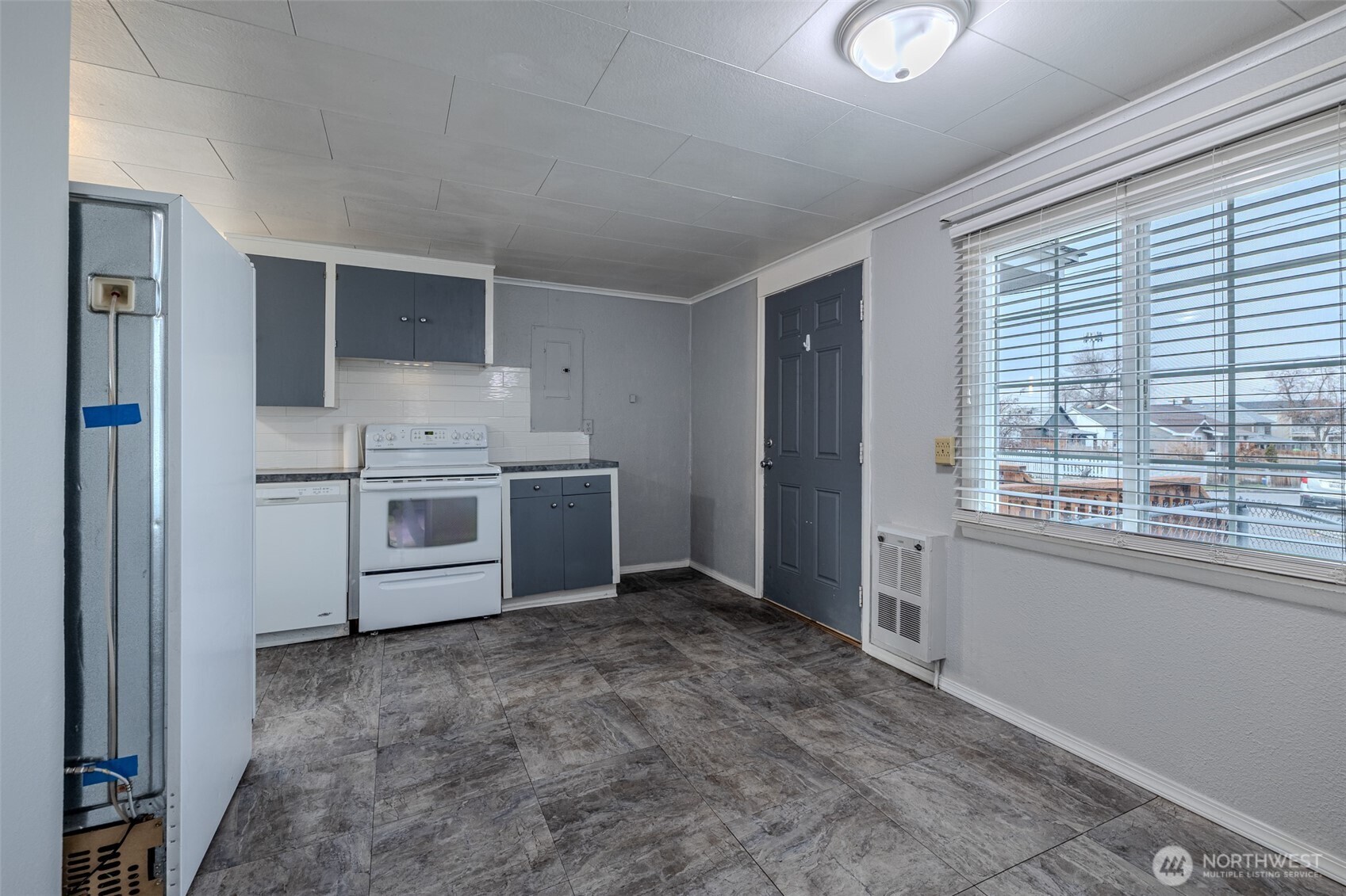 246 North Delaware Avenue Wenatchee, WA 98801 - Photo 11 of 24 a room with a stove and a refrigerator