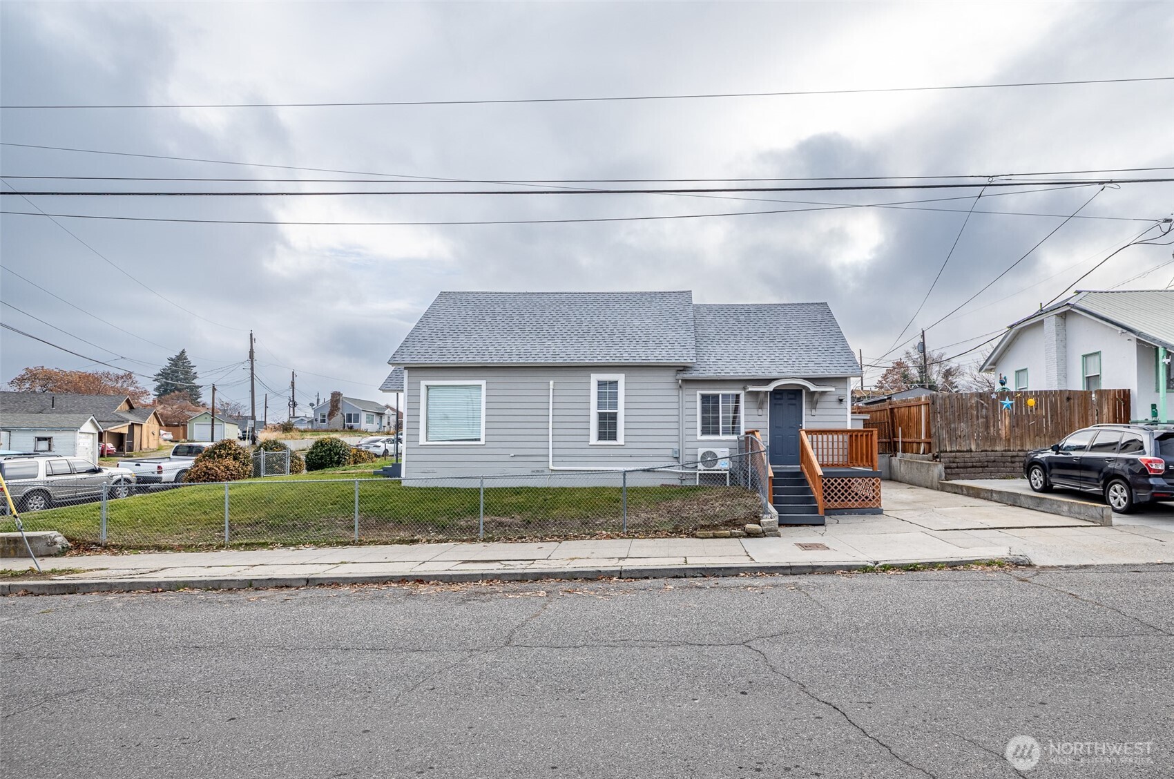 246 North Delaware Avenue Wenatchee, WA 98801 - Photo 5 of 24 a view of a house front of house