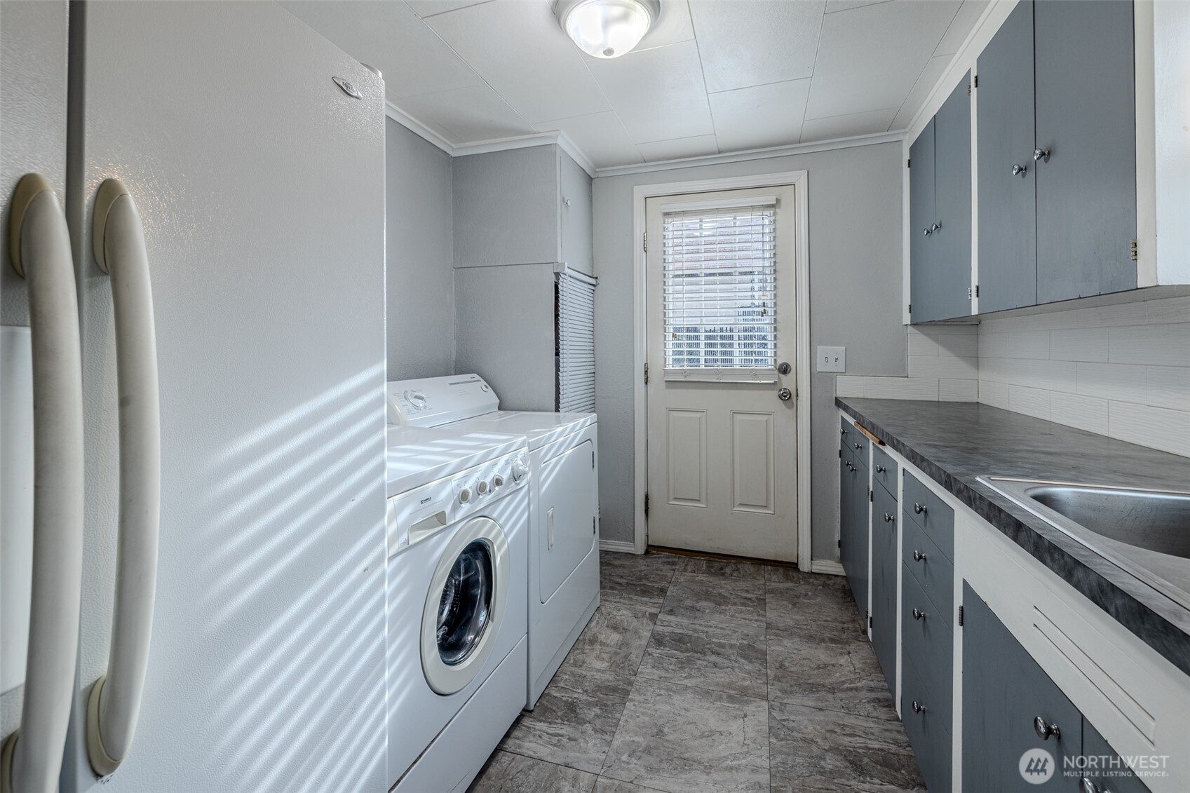 246 North Delaware Avenue Wenatchee, WA 98801 - Photo 9 of 24 a utility room with dryer and washer
