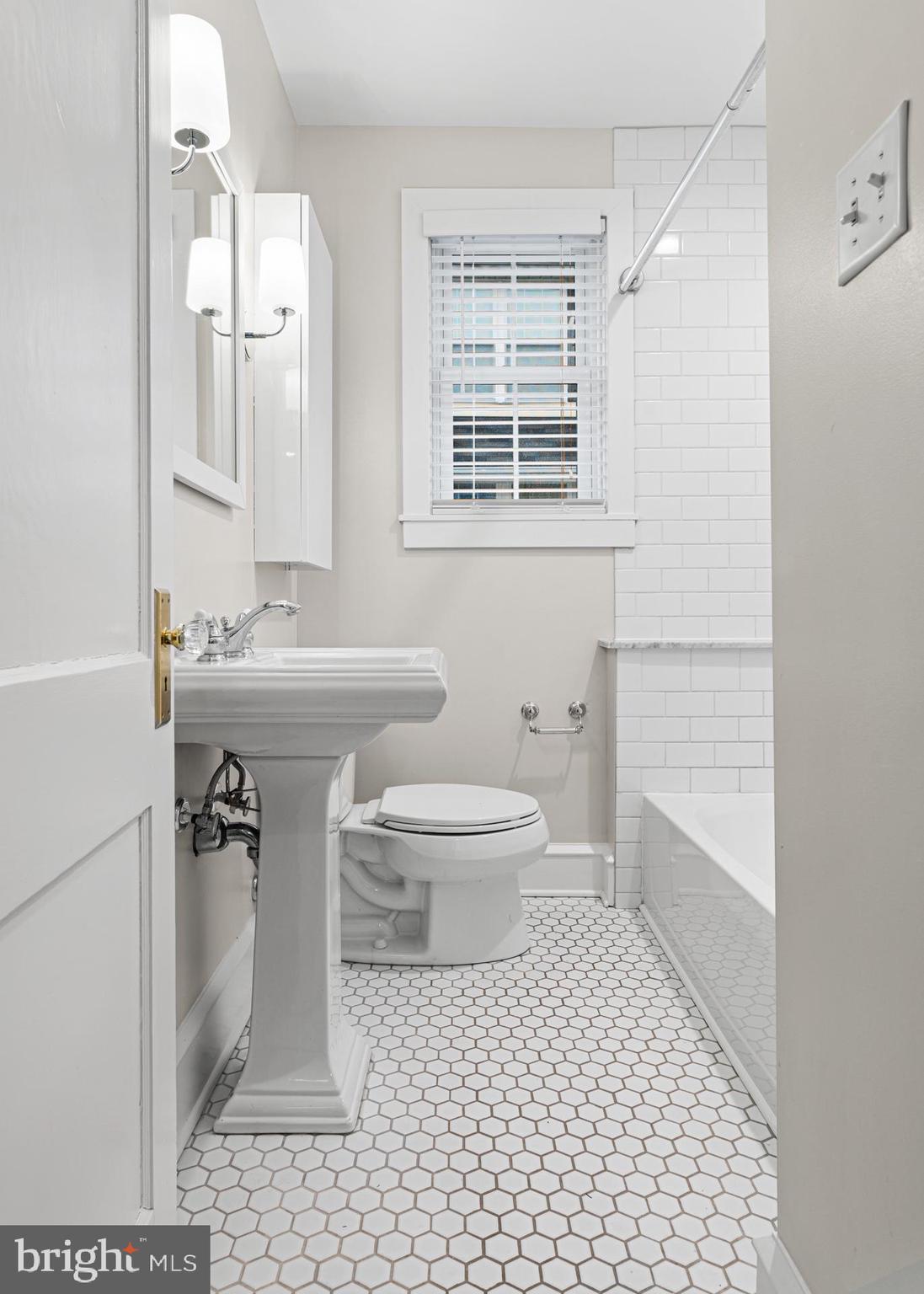 312 South Devon Avenue Wayne, PA 19087 - Photo 24 of 38 First fl full bath