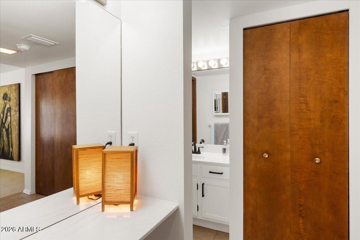 65 Verde Valley School Road, Unit H10 Sedona, AZ 86351 - Photo 12 of 20 a bathroom with a sink and mirror