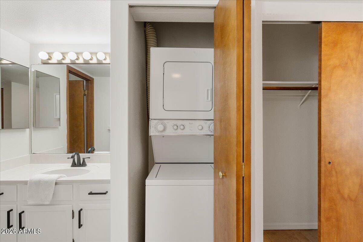 65 Verde Valley School Road, Unit H10 Sedona, AZ 86351 - Photo 14 of 20 a bathroom with a sink a toilet and a mirror