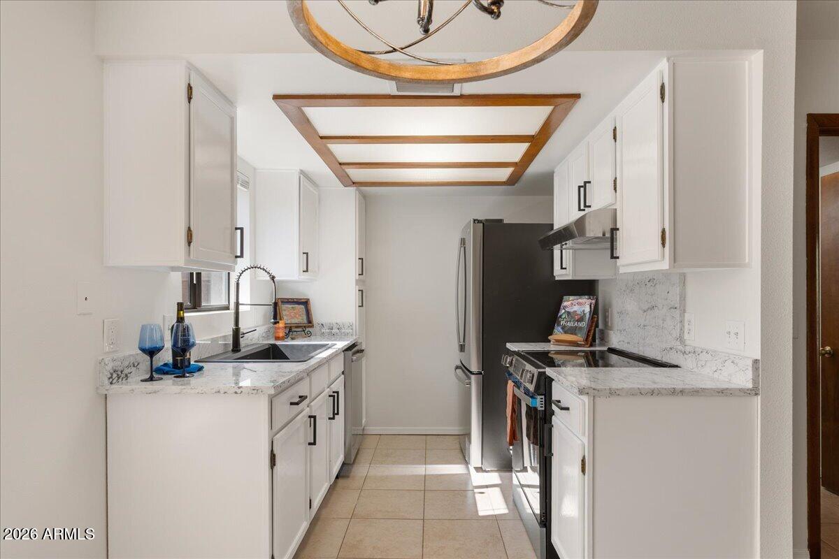 65 Verde Valley School Road, Unit H10 Sedona, AZ 86351 - Photo 8 of 20 a kitchen with stainless steel appliances granite countertop a stove and a refrigerator