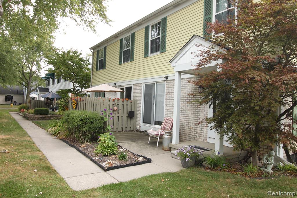 24644 Spring Lane Harrison Township, MI 48045 - Photo 2 of 28