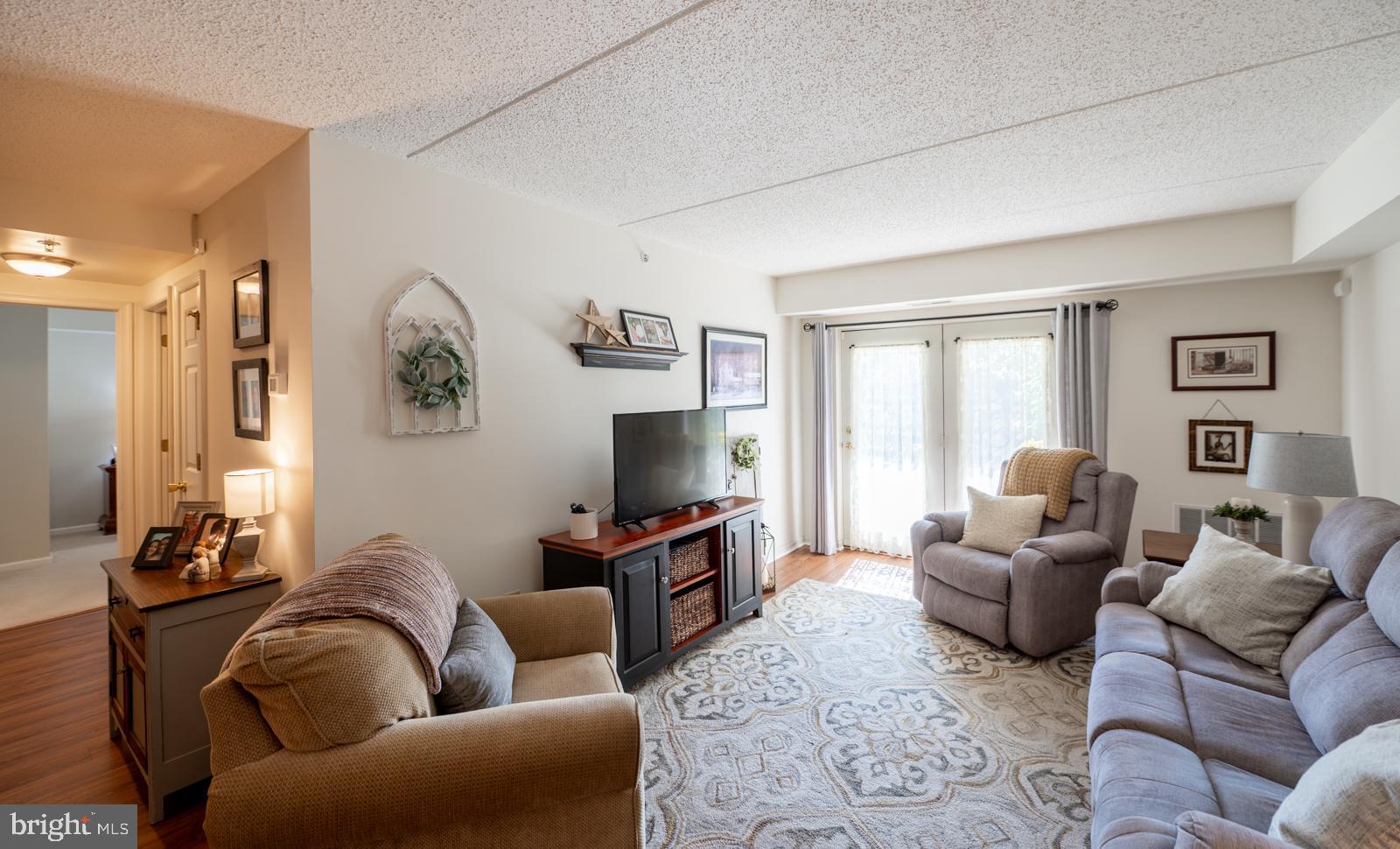 305 Brandon Road Norristown, PA 19403 - Photo 4 of 40 Living Room