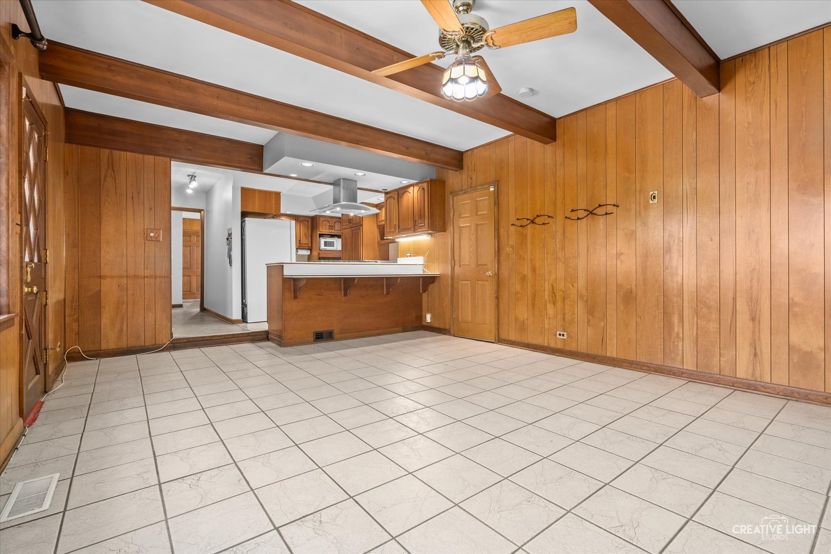1800 East Algonquin Road Des Plaines, IL 60016 - Photo 12 of 26 en empty room with a window and ceiling fan