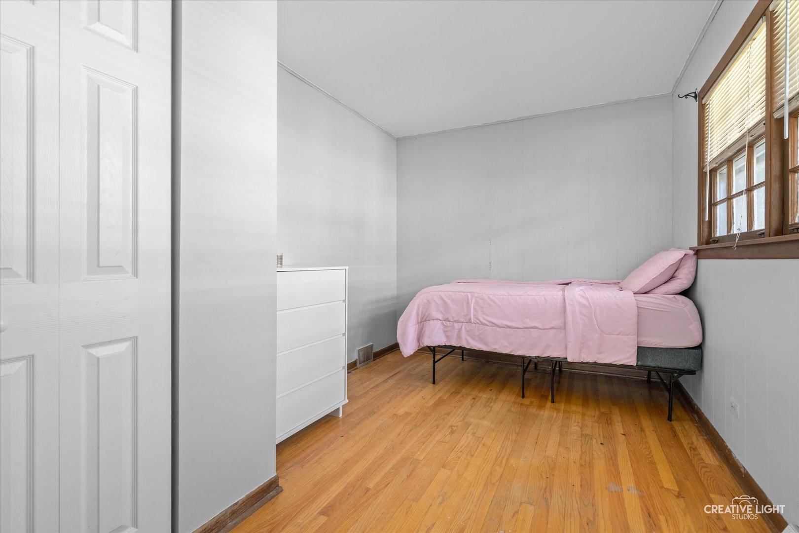 1800 East Algonquin Road Des Plaines, IL 60016 - Photo 20 of 26 a bedroom with a bed and a window