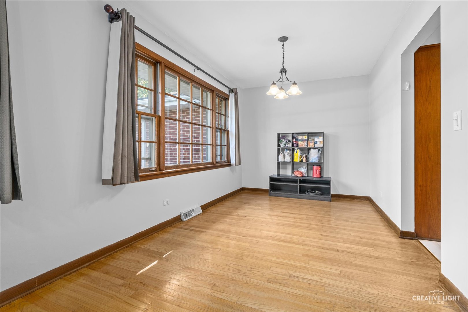 1800 East Algonquin Road Des Plaines, IL 60016 - Photo 6 of 26 a view of an empty room with a window