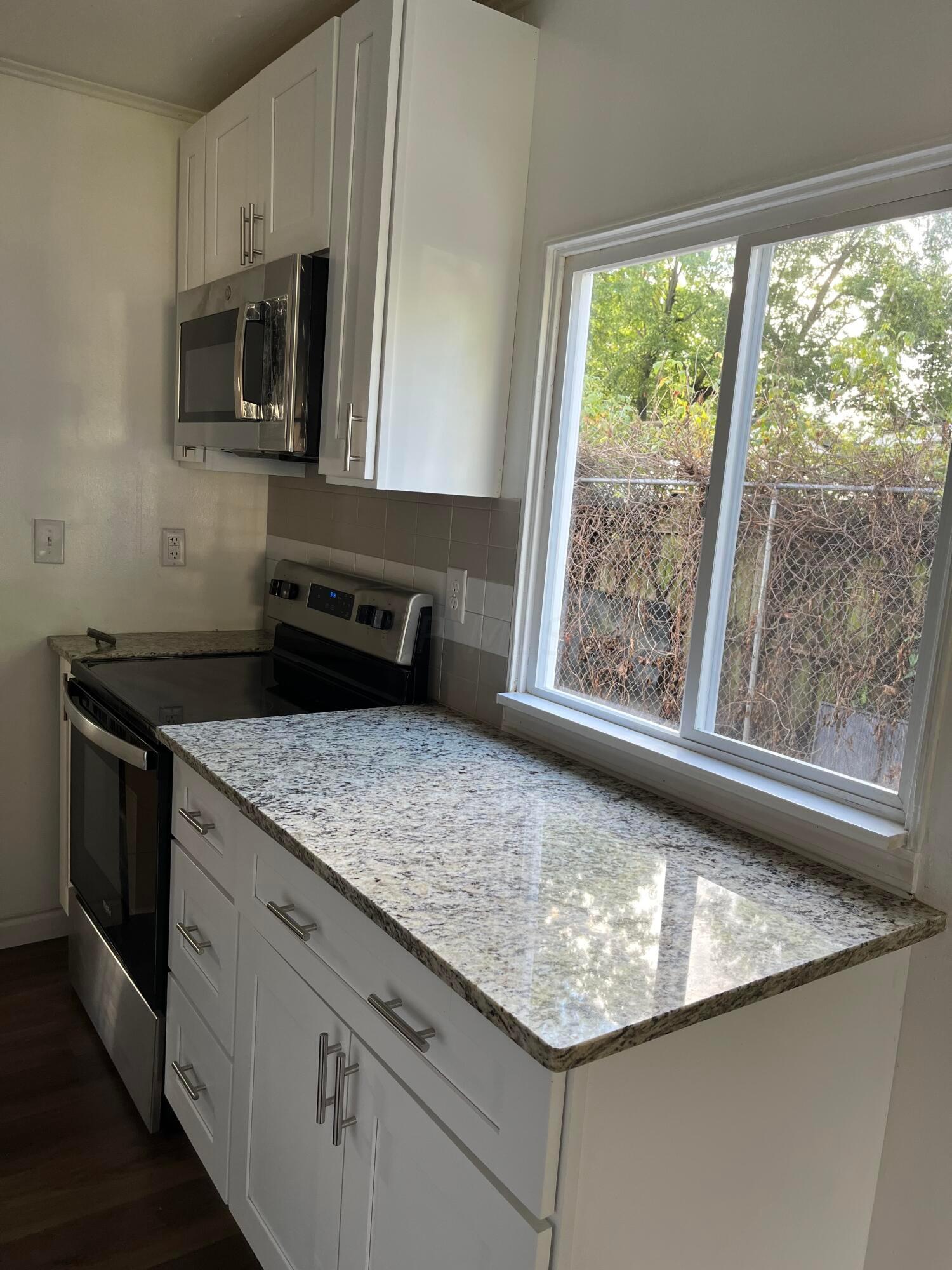 414 South Hampton Road Columbus, OH 43213 - Photo 5 of 9 414 Kitchen 3