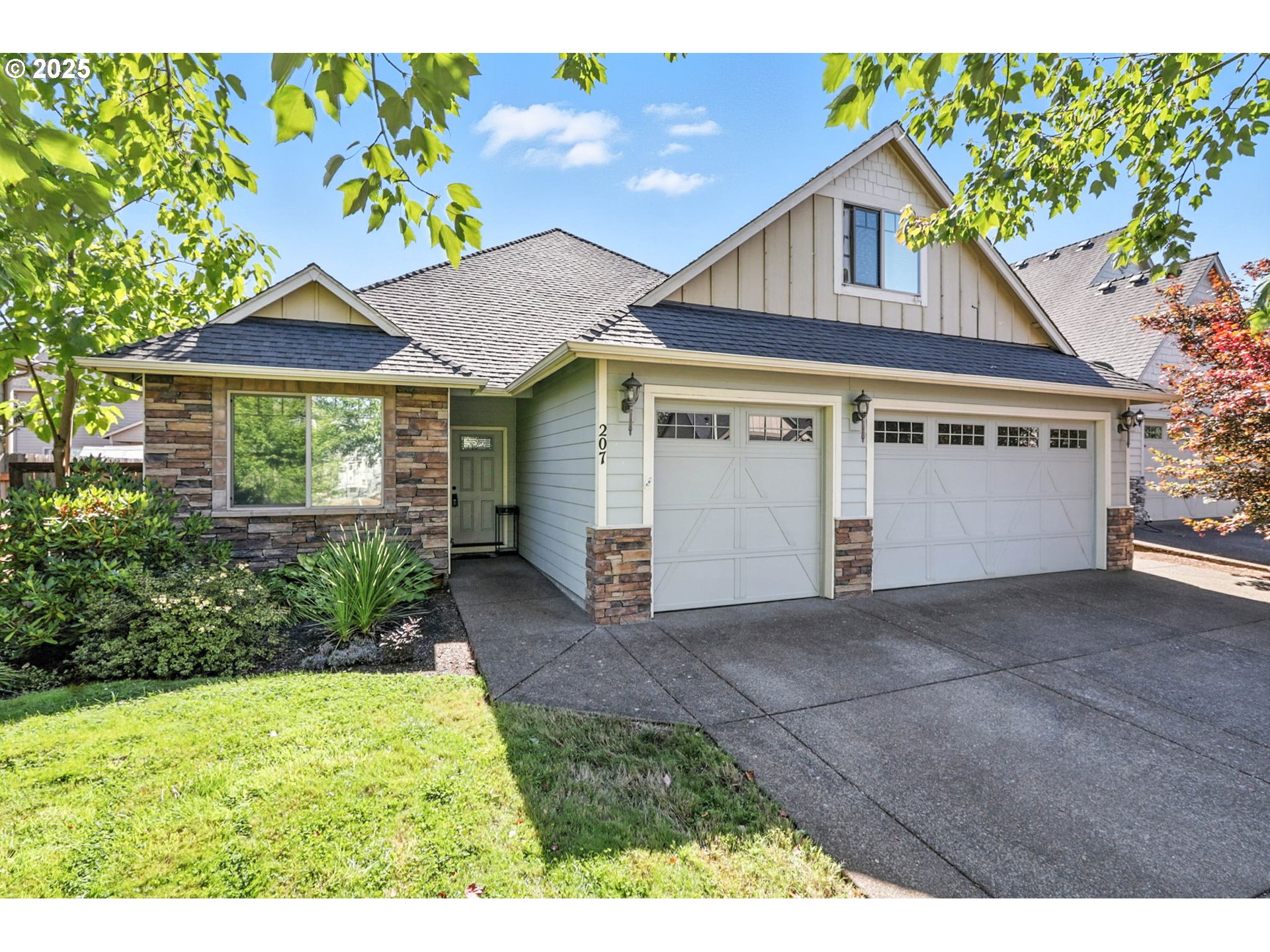 207 Finneys Avenue Molalla, OR 97038 - Photo 1 of 24 a view of a house with a yard and plants
