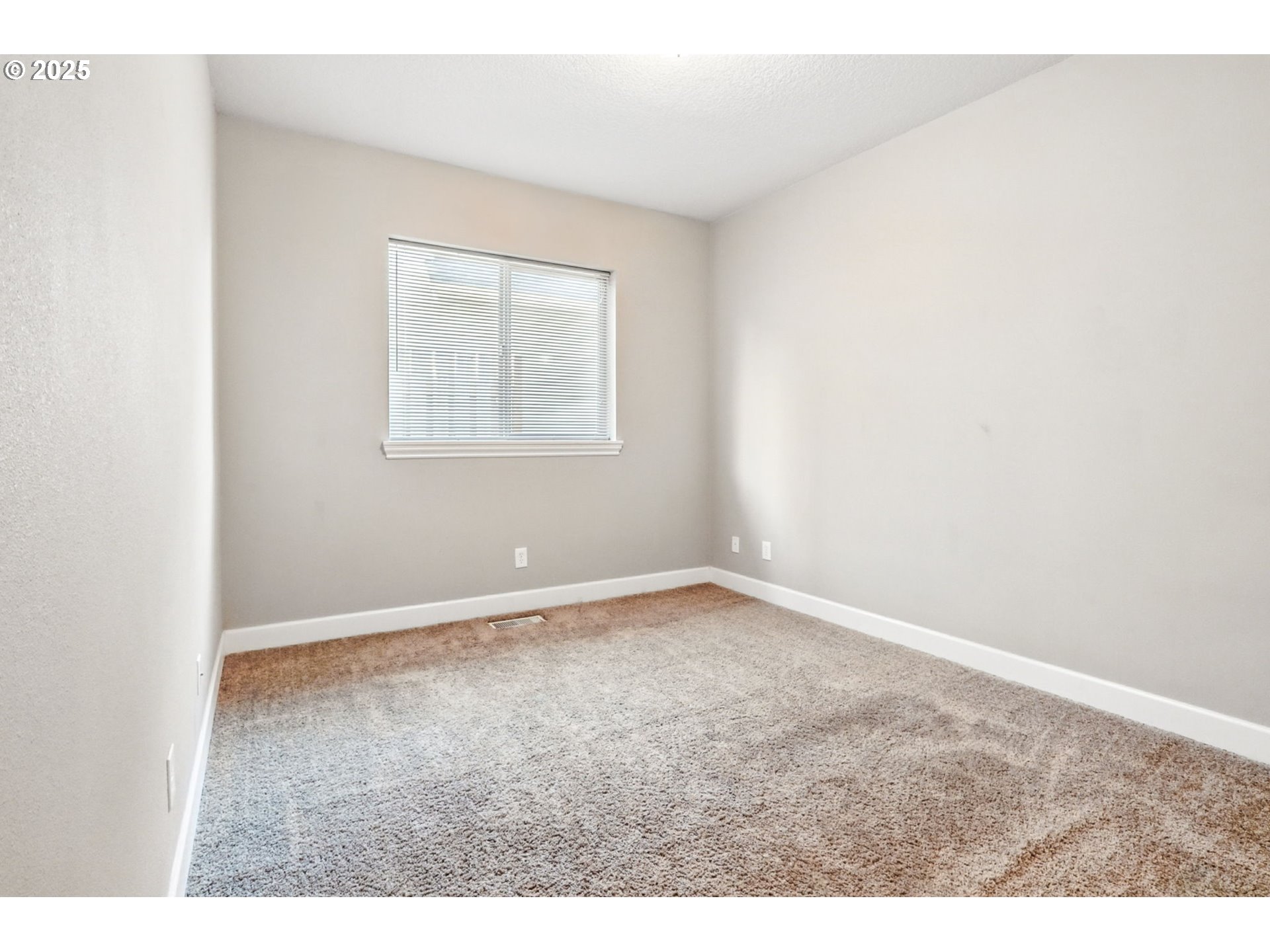 207 Finneys Avenue Molalla, OR 97038 - Photo 13 of 24 an empty room with a window