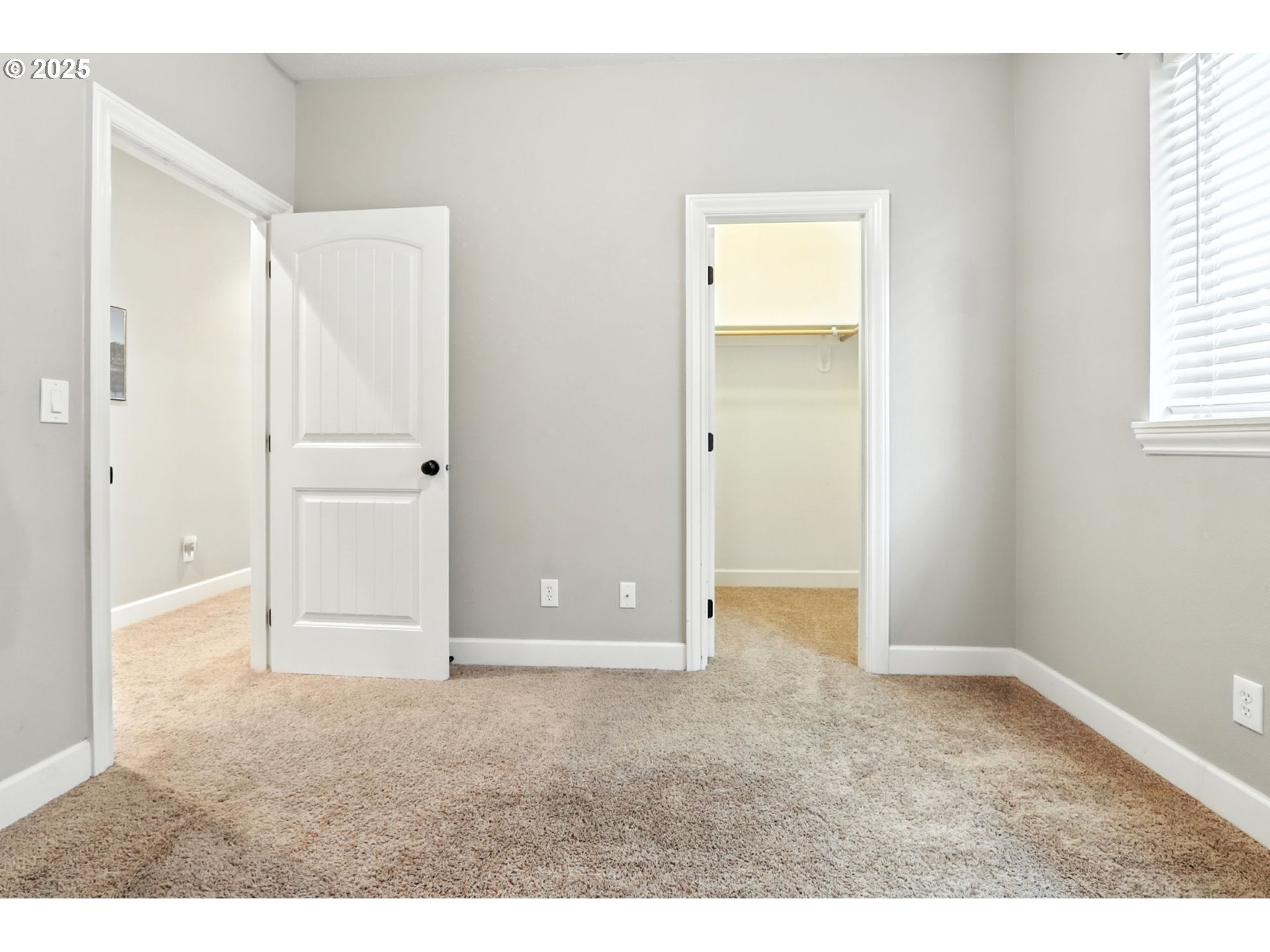 207 Finneys Avenue Molalla, OR 97038 - Photo 16 of 24 an empty room with windows and closet