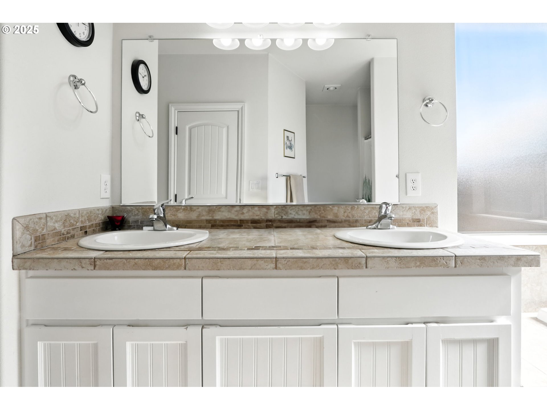 207 Finneys Avenue Molalla, OR 97038 - Photo 8 of 24 a bathroom with a sink vanity and a mirror