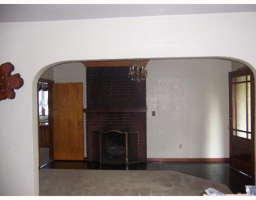 629 Agnew Road Baldwin, PA 15227 - Photo 7 of 8 Living Room.