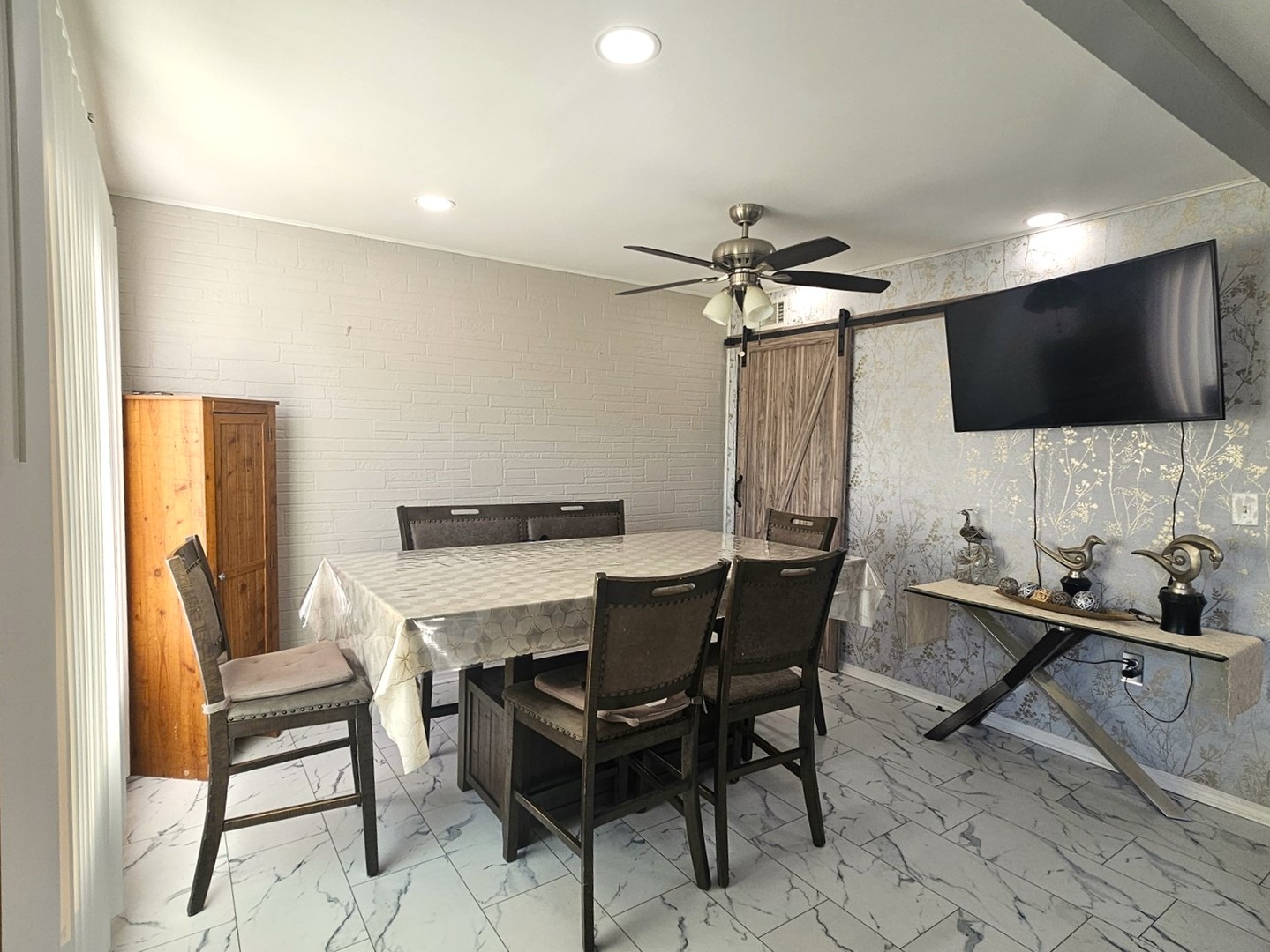 1353 Spring Valley Drive Carol Stream, IL 60188 - Photo 8 of 25 a view of a livingroom with furniture and a flat screen tv