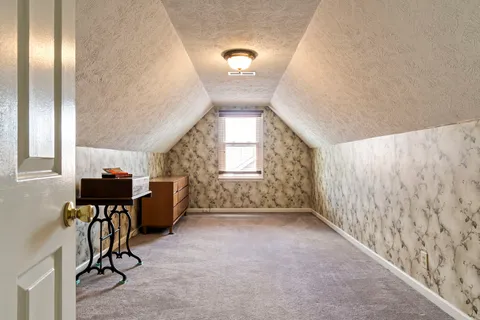 a view of livingroom with furniture