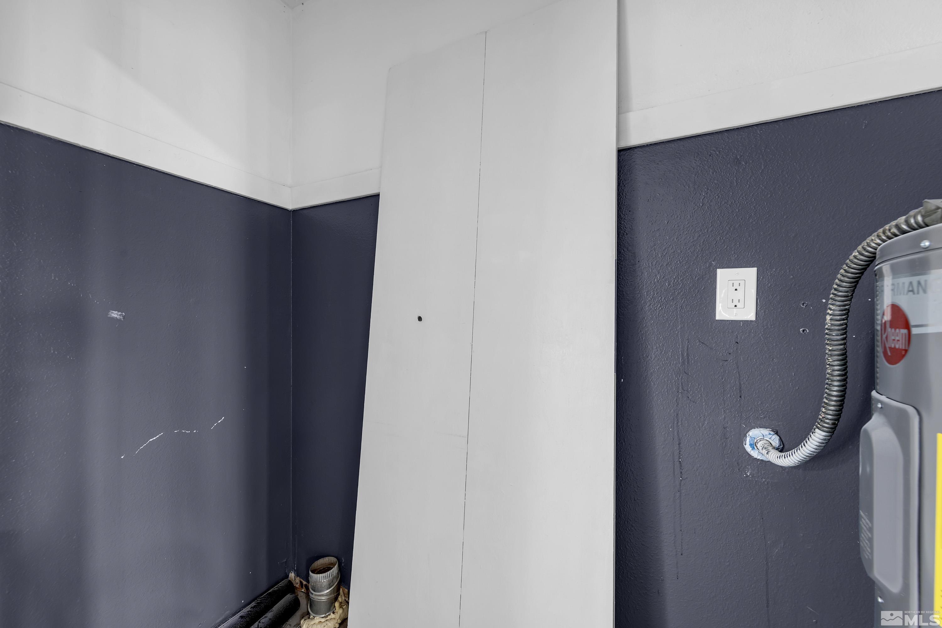 4 Smithridge Park Reno, NV 89502 - Photo 14 of 26 a view of a livingroom with a bathroom