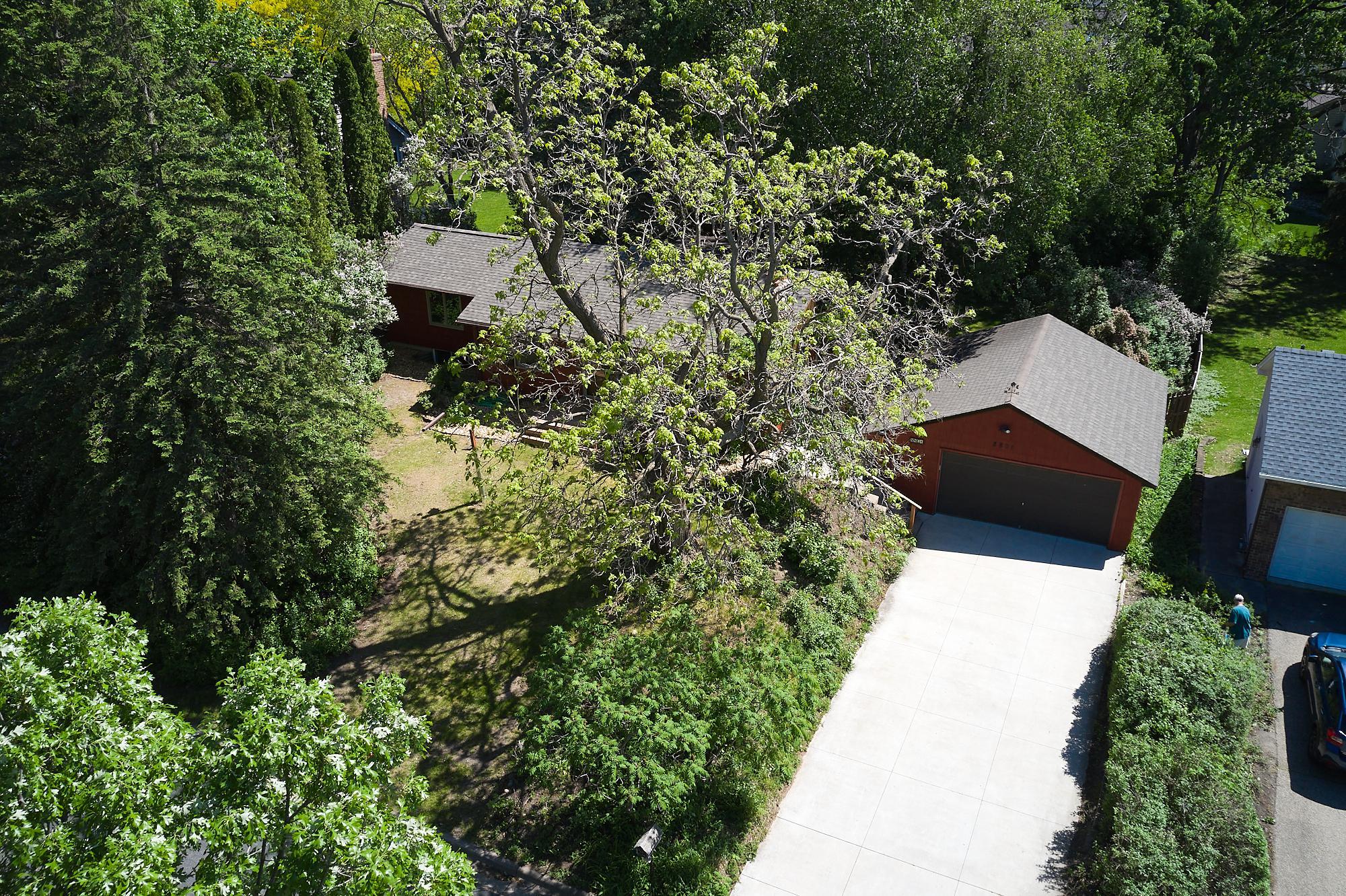8801 Lakeview Road Bloomington, MN 55438 - Photo 3 of 42