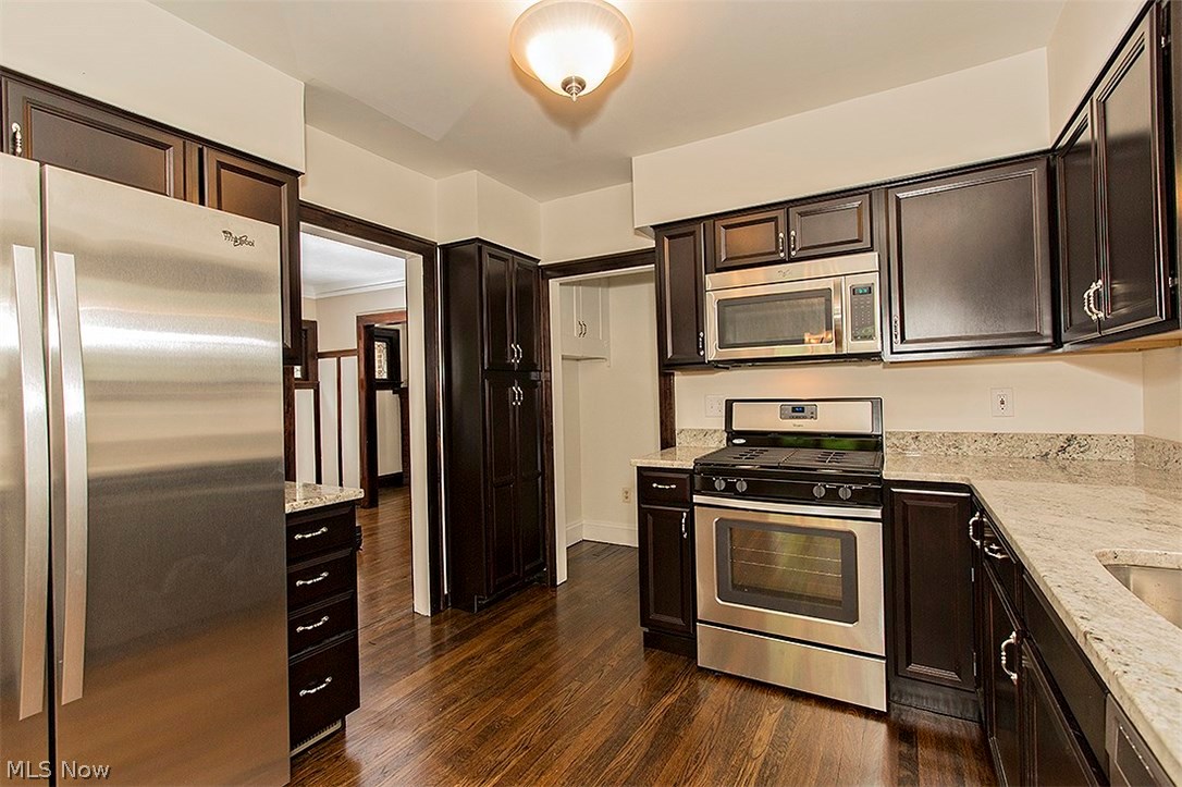 3253 Bradford Road Cleveland, OH 44118 - Photo 13 of 34