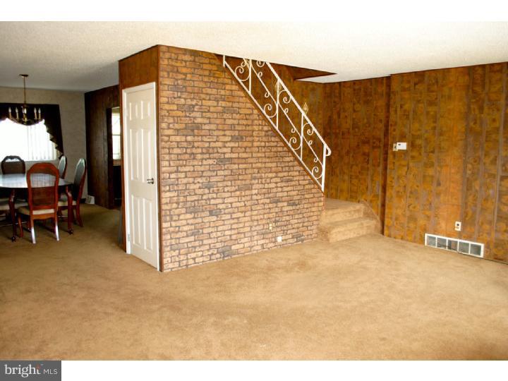12304 Dunks Ferry Road Philadelphia, PA 19154 - Photo 3 of 20 Living Room