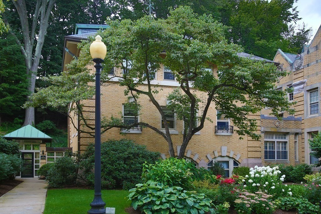 75 Glen Road, Unit B5 Brookline, MA 02445 - Photo 8 of 8