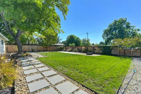 a view of a backyard